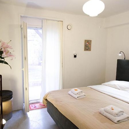 Quiet And Central Flat With Private Backyard Garden Ateny Zewnętrze zdjęcie