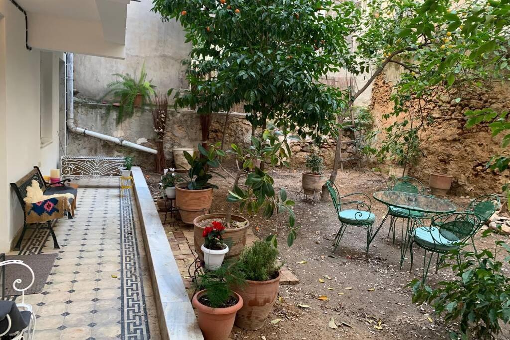 Quiet And Central Flat With Private Backyard Garden Ateny Zewnętrze zdjęcie